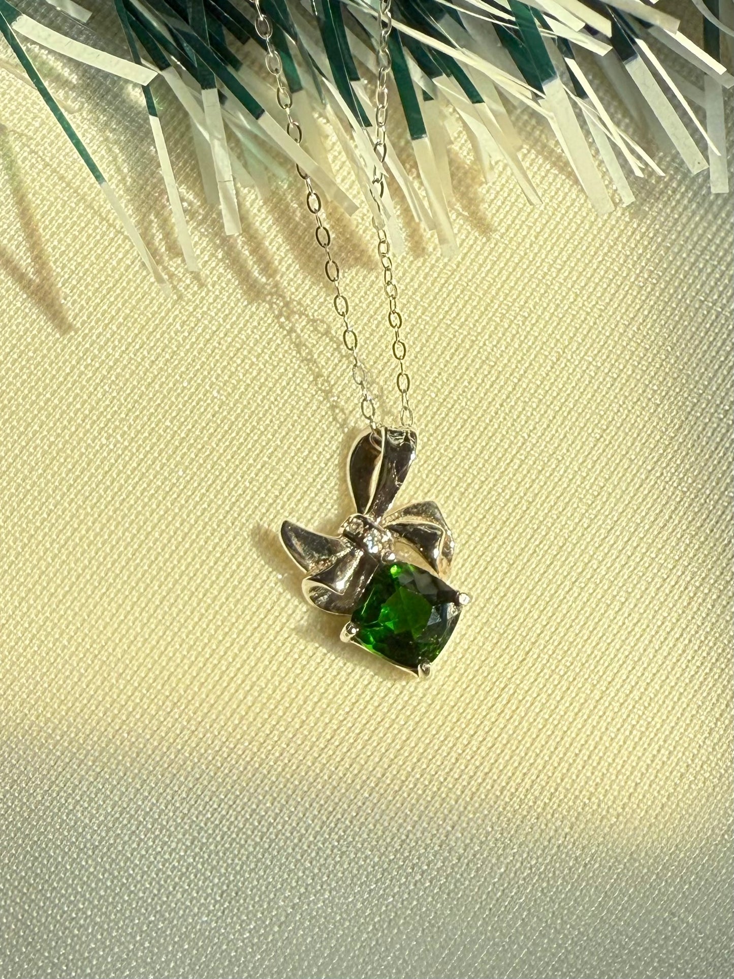 Diopside Ribbon Necklace (Cushion Cut)