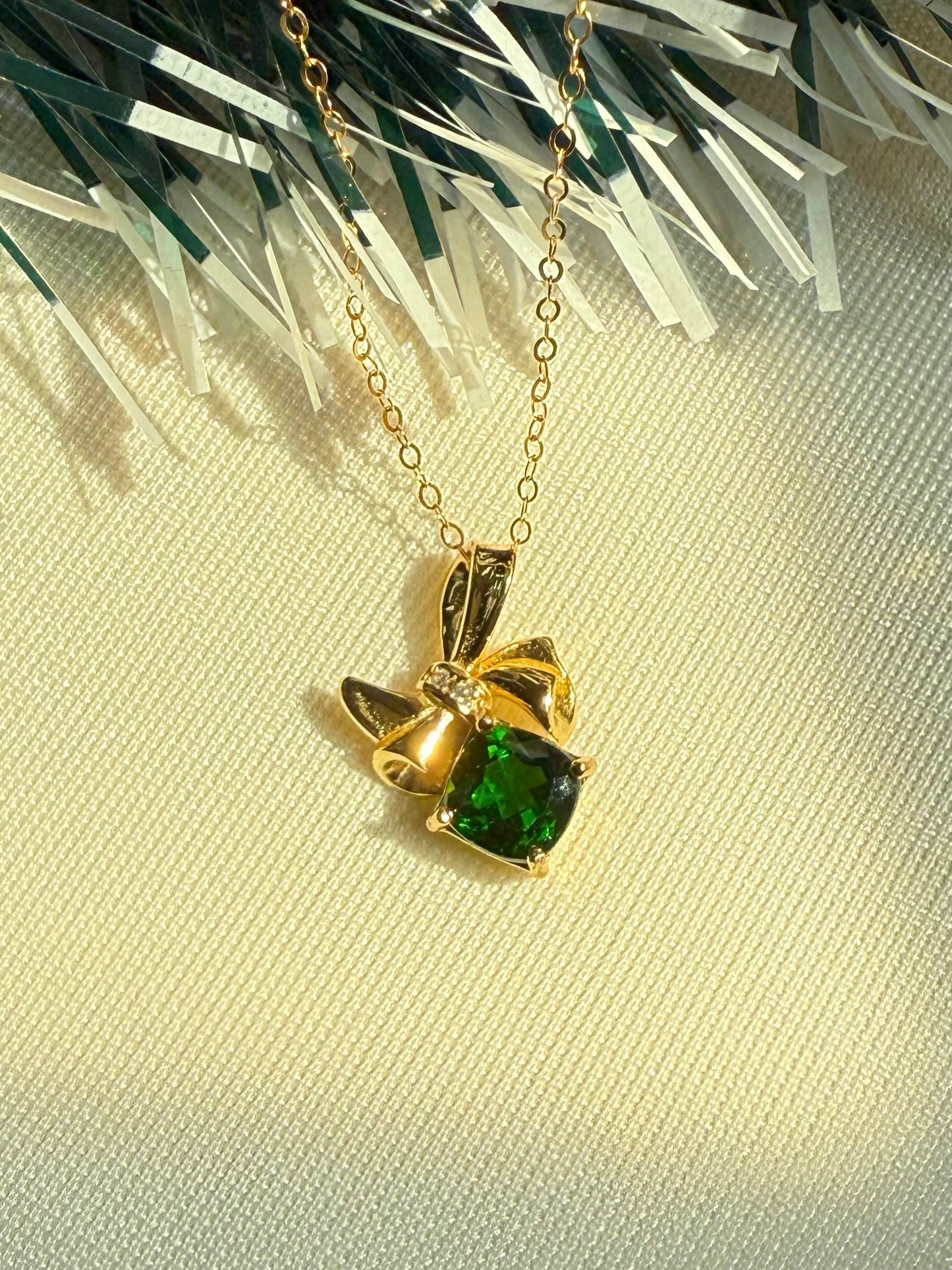 Diopside Ribbon Necklace (Cushion Cut)
