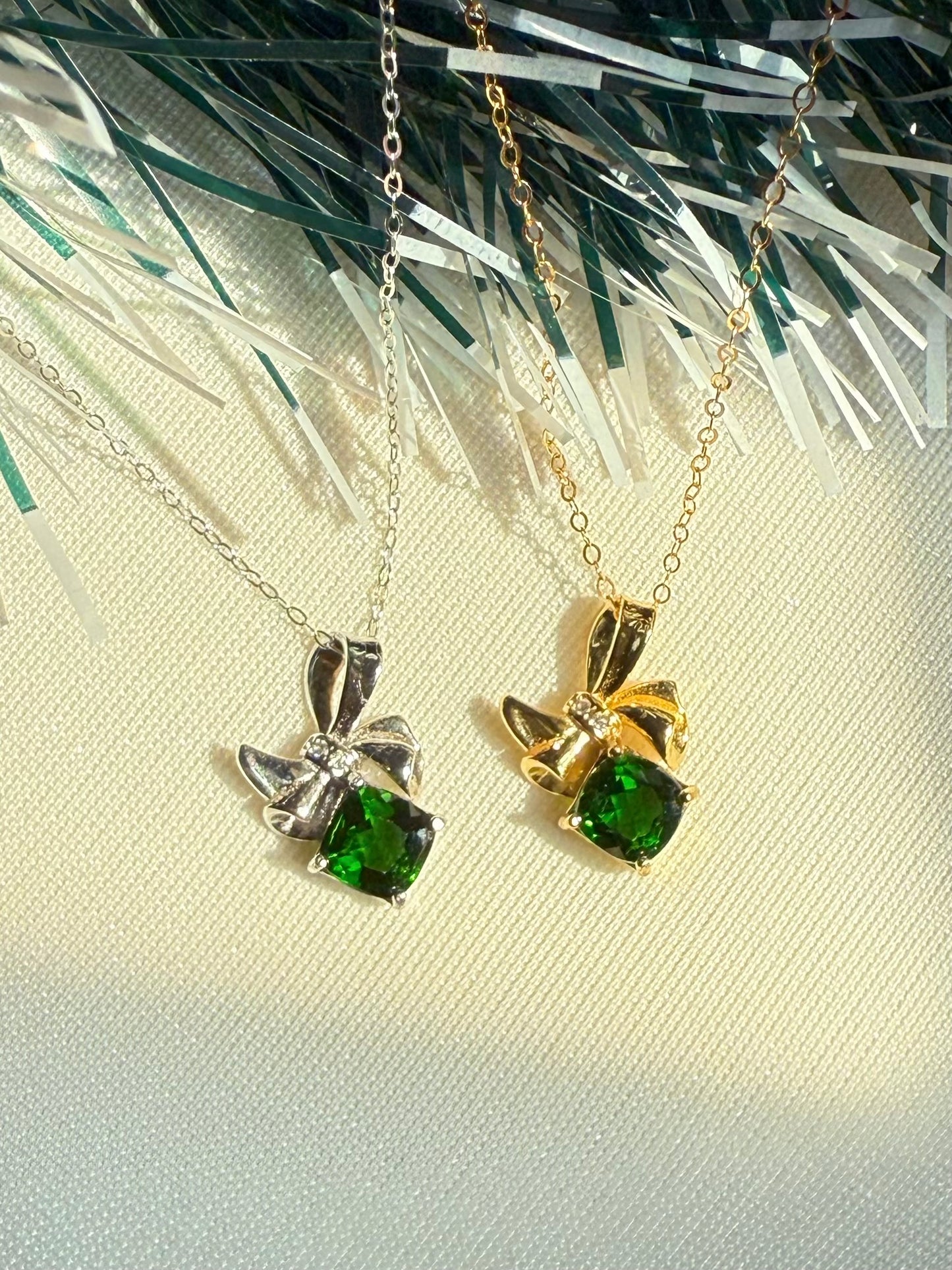 Diopside Ribbon Necklace (Cushion Cut)